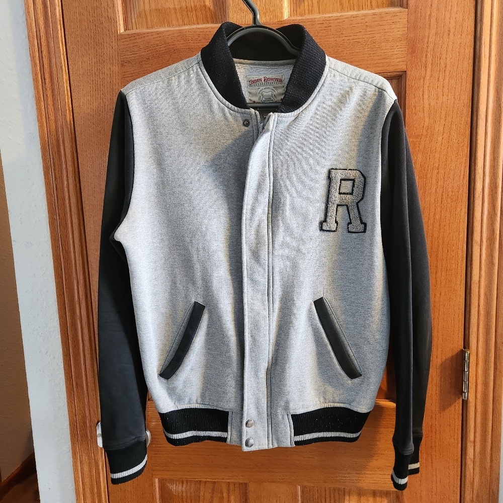 Jacket R logo